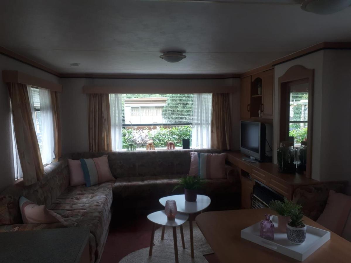 Caravan in bosrijk gebied Hotel Zuidlaren Buitenkant foto
